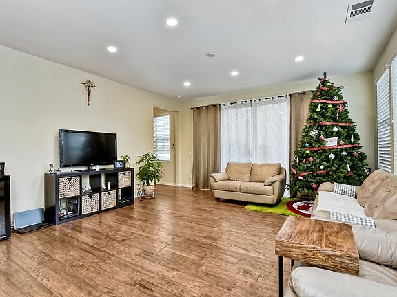 5th image of 15842 Babcock St