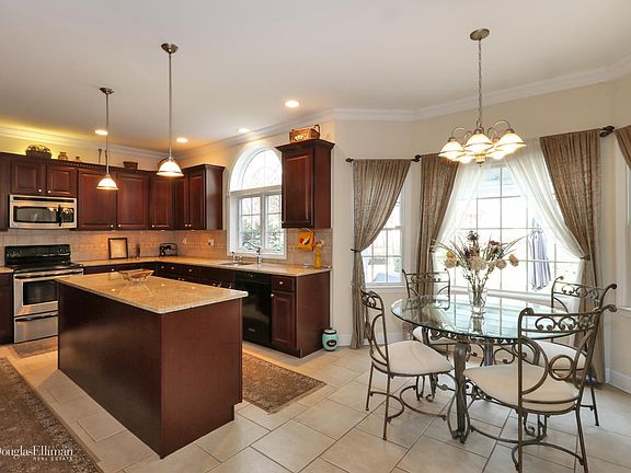 4th image of 31 Christine Ln