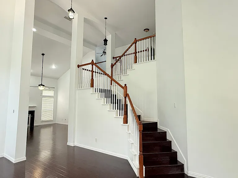 1313 Baythorne Dr — Photo 3