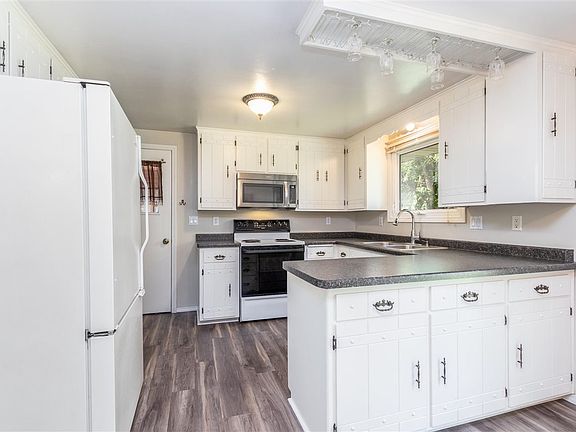 Kitchen LVT appr 2 yrs