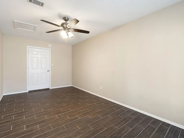 909 Essex St — Photo 11