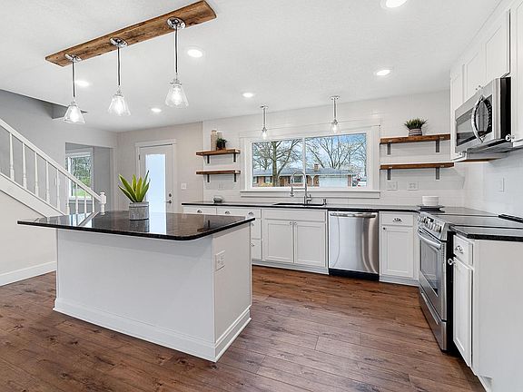4th image of 5 Longfellow Ln