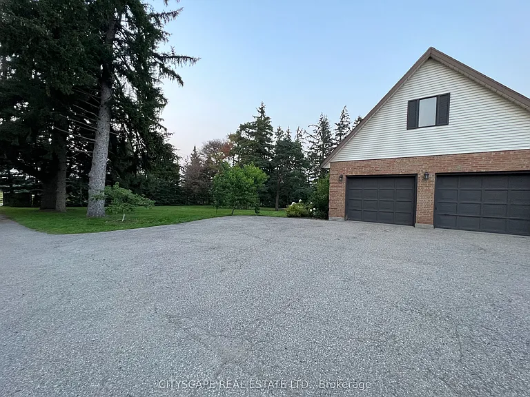 2361 Victoria St N — Photo 7