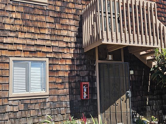 4th image of 1076 Cabrillo Park Dr