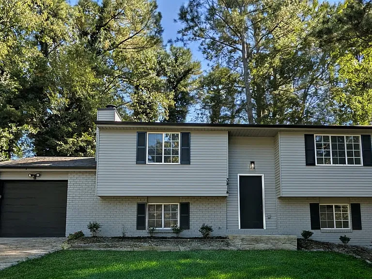 3414 Dearwood Dr SW — Photo 2