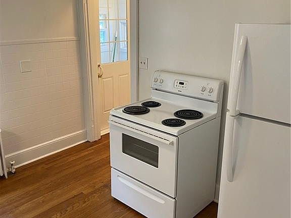 3rd image of 122 Cedar Ave