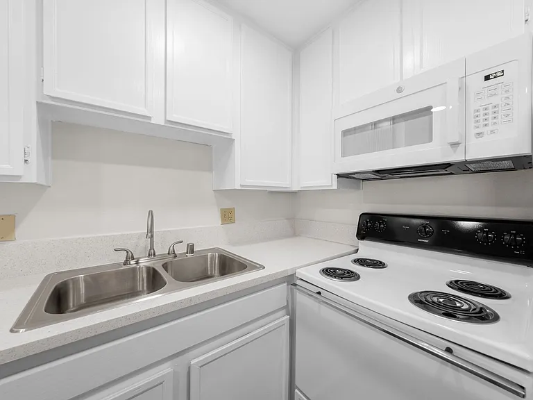 Diplomat Apartments — Photo 31