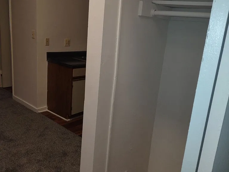 Marlboro Classic Apt & Redwood Square — Photo 26