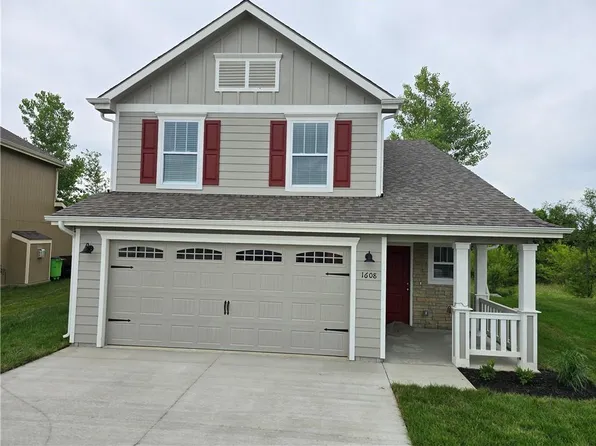 1608 Bluestem Dr, Ottawa, KS 66067