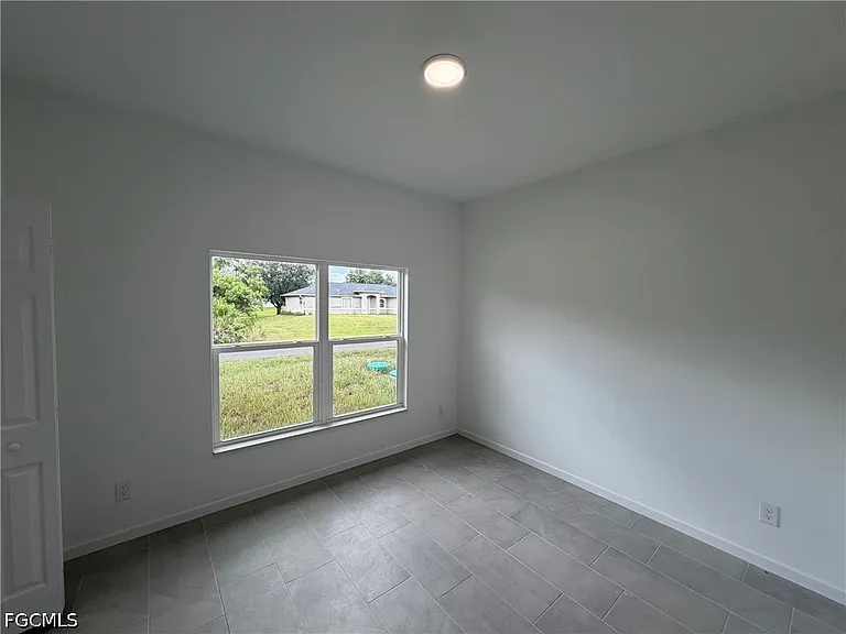 1092 Norton Ave S — Photo 4