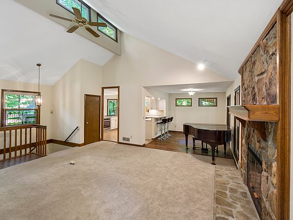 3rd image of 3758 Ashwood Dr SE