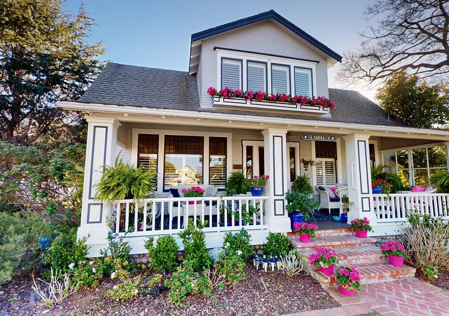 Spacious Historic Home on a Large Corner Lot - Walkable to Many Restuarants and Parks — Photo 2