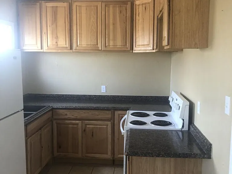 704 Deane Dr — Photo 10