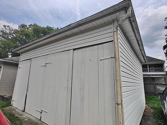 4th image of 1217 Wilson Ave