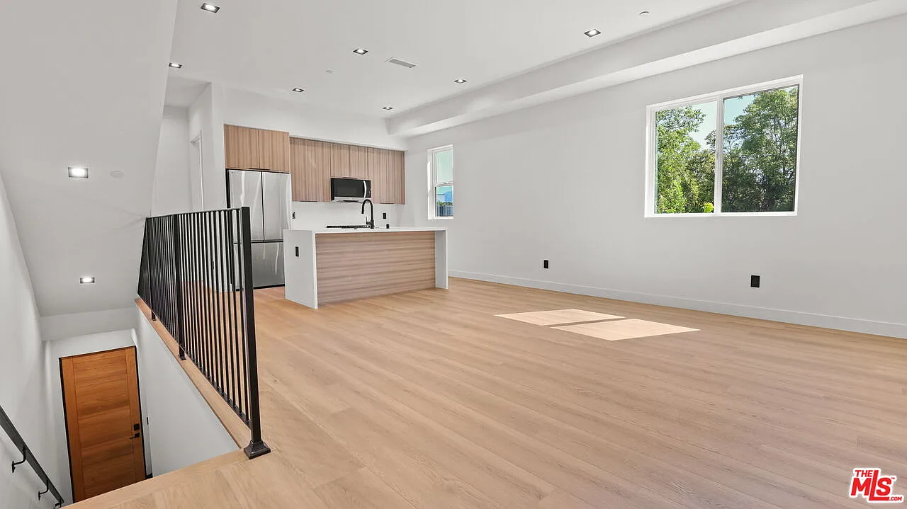 3 bed, 3.0 bath, 1600 sqft, $4,216 — Photo 1