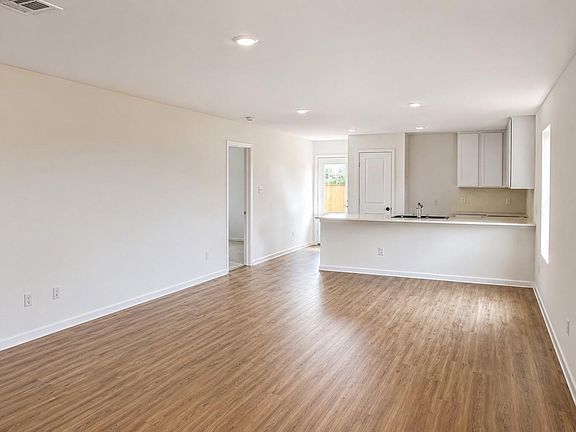 3rd image of 108 Stran St