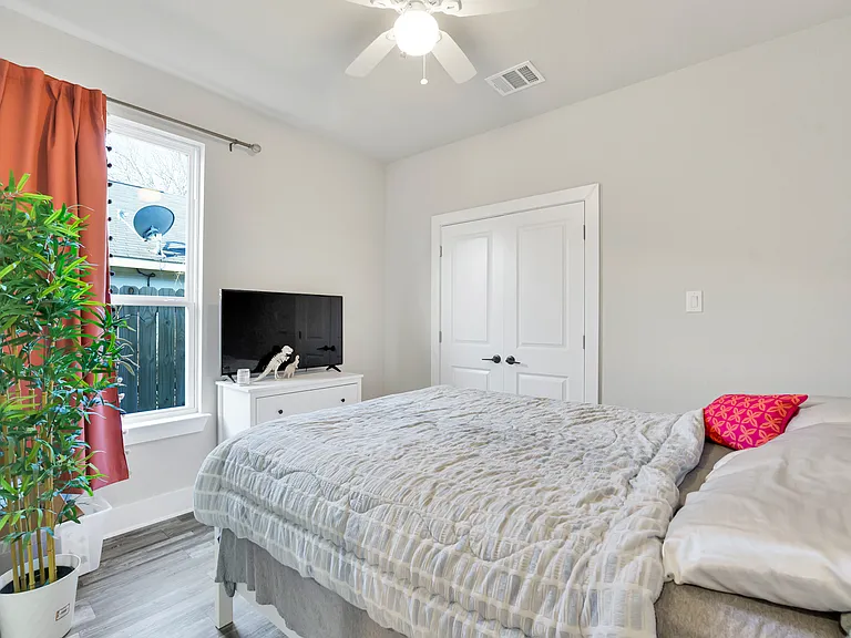 4621 Collins Ave — Photo 17