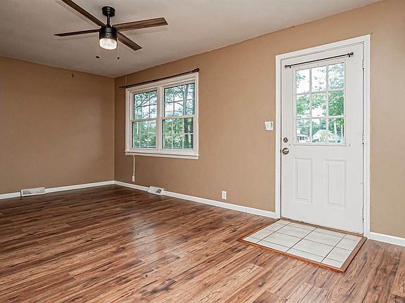 3rd image of 716 W 10th St