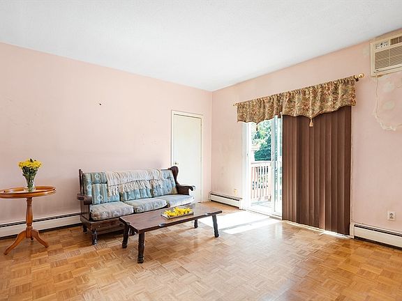 3rd image of 3652 N Main St APT 10
