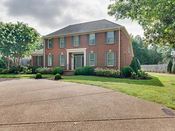 3rd image of 802 Greenbrier Dr