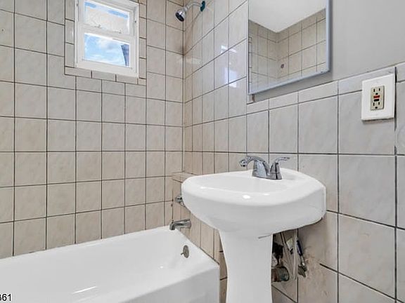 4th image of 274 W Grand Ave APT 1