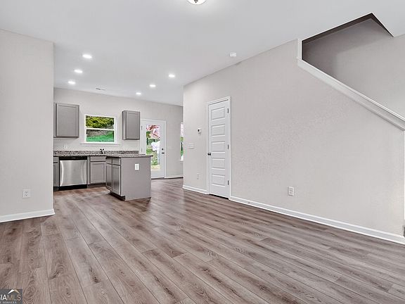 3rd image of 209 Roy Dr
