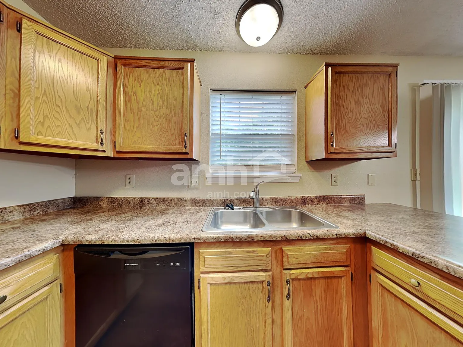 4 bed, 2.5 bath, 1776 sqft, $2,170 — Photo 3