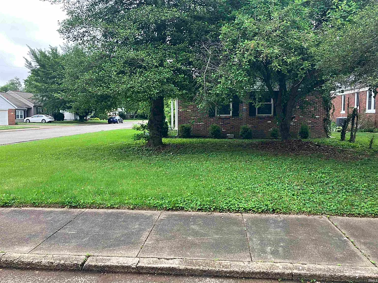 900 S Saint James Blvd — Photo 29