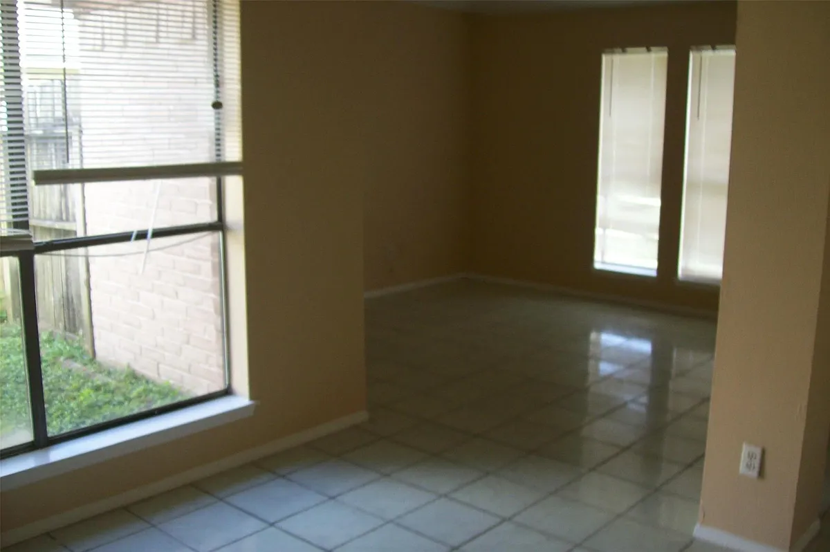 Building Photo - 10526 Crescent Moon Dr