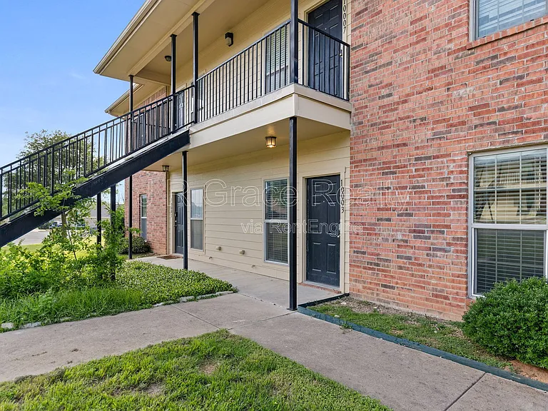 2100 Breezy Dr — Photo 3