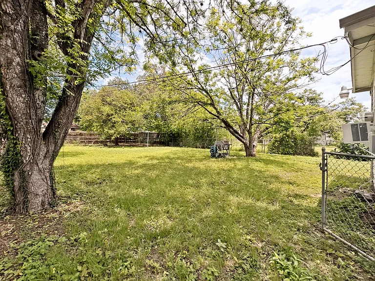 1431 Aransas Ave — Photo 25