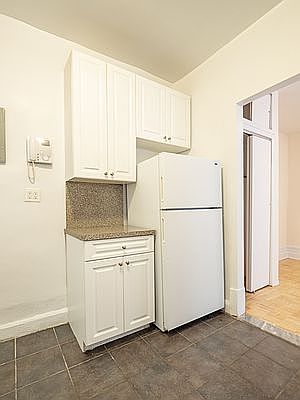 5th image of 209 W 13th St APT 17