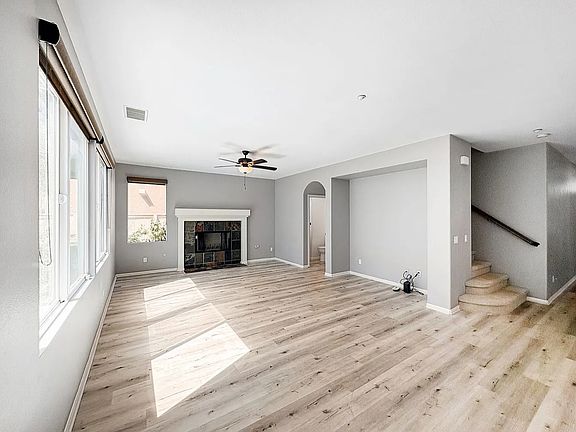 4th image of 1051 Woodcrest Ln