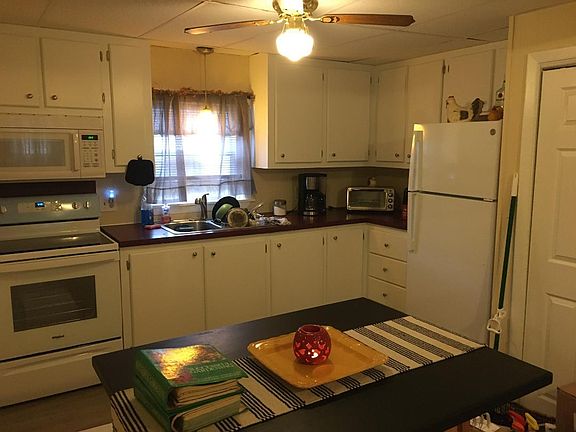 Kitchen (with eat in dining area)