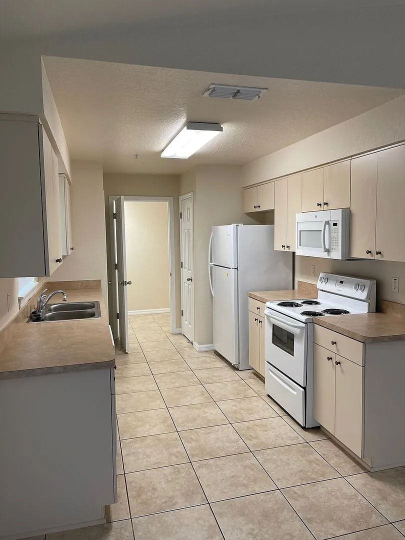 Spacious 2 Bedroom/2 Bathroom end unit. — Photo 4