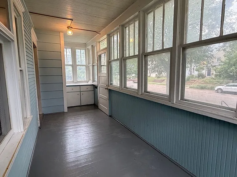 826 Thomas Ave — Photo 2