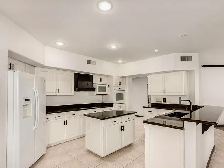 2438 N Forest Cir — Photo 8