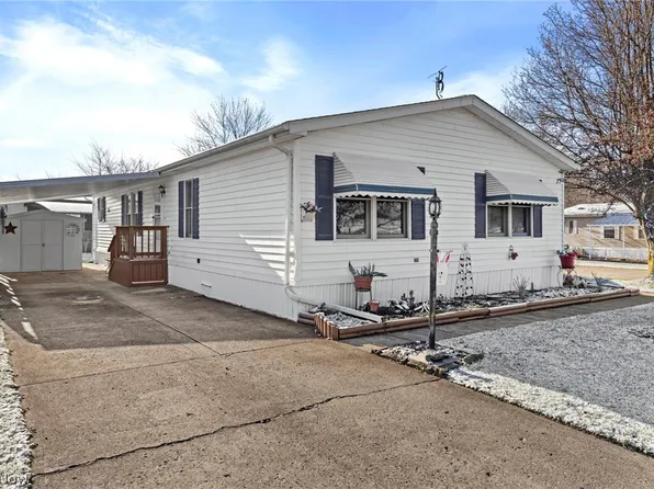 22 Lees Ln, Olmsted Falls, OH 44138
