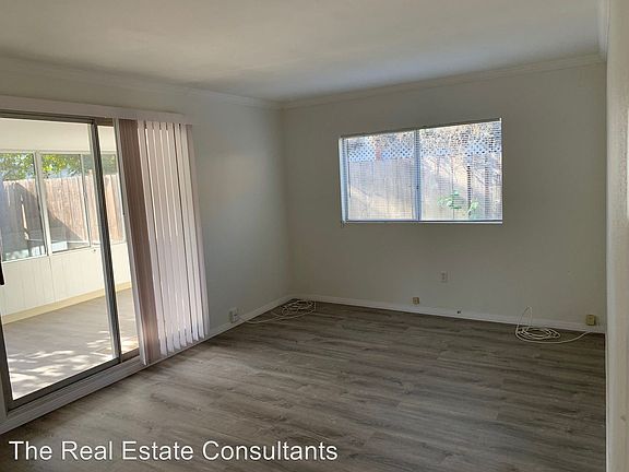 4th image of 371 Oak Ave #1/2