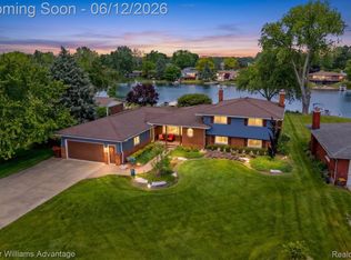 9110 Sandy Ridge Dr, White Lake, MI 48386