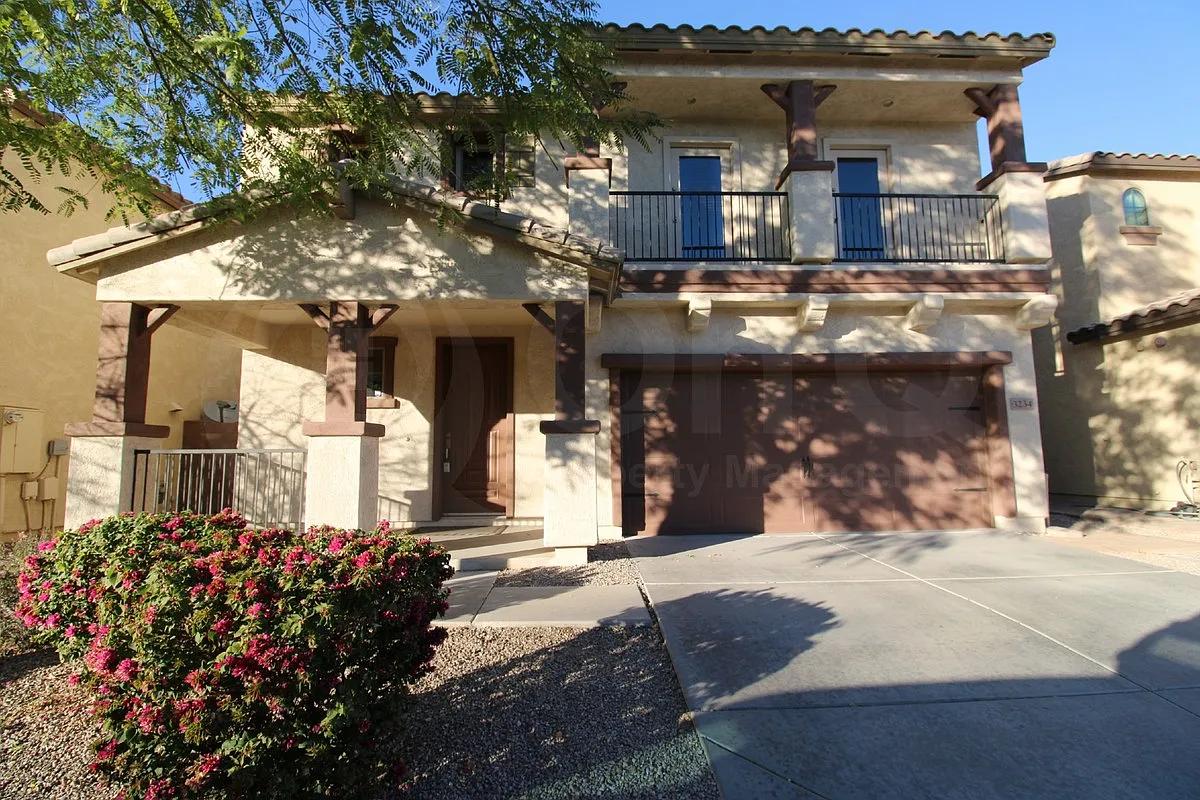3 bed, 2.5 bath, 2009 sqft, $2,449 — Photo 2