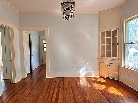 5th image of 719 Burleson St