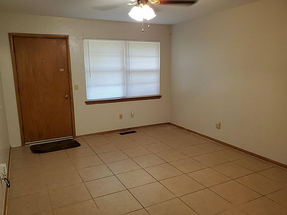 5th image of 106 NE 10th St