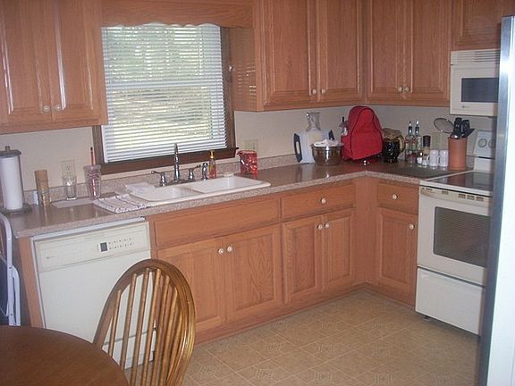 3rd image of 406 Hill Crest Way