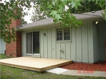 1st image of 105 SE Westwind Dr