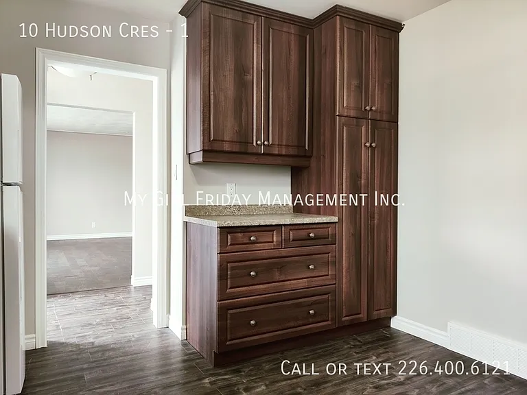 10 Hudson Cres #1 — Photo 5
