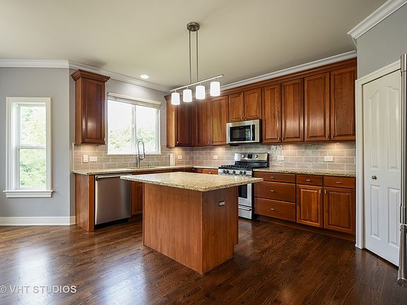 4th image of 810 Longwood Dr