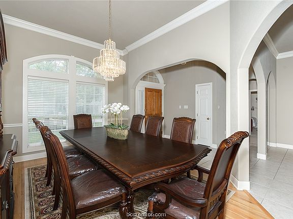 4th image of 9305 Bloomfield Ln