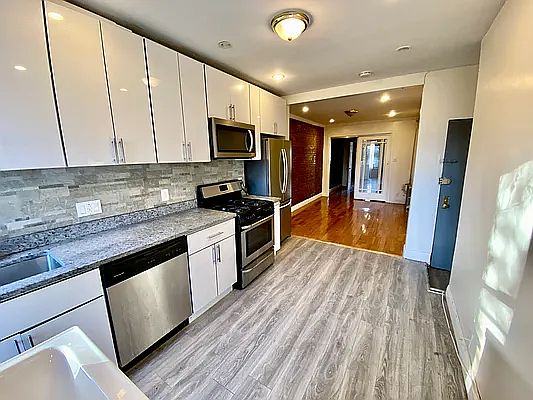 2nd image of 254 Wyckoff St APT 4R