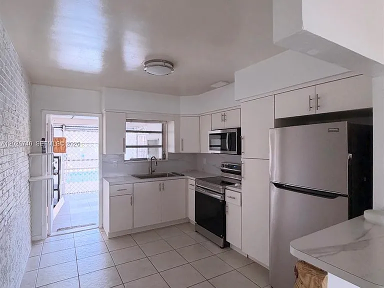 1077 SW 2nd St #2 — Photo 6